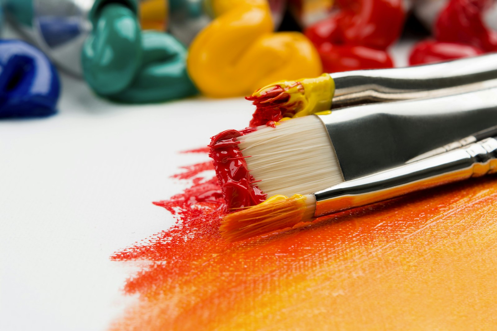 Pennelli carichi di colore su una tela in lavorazione